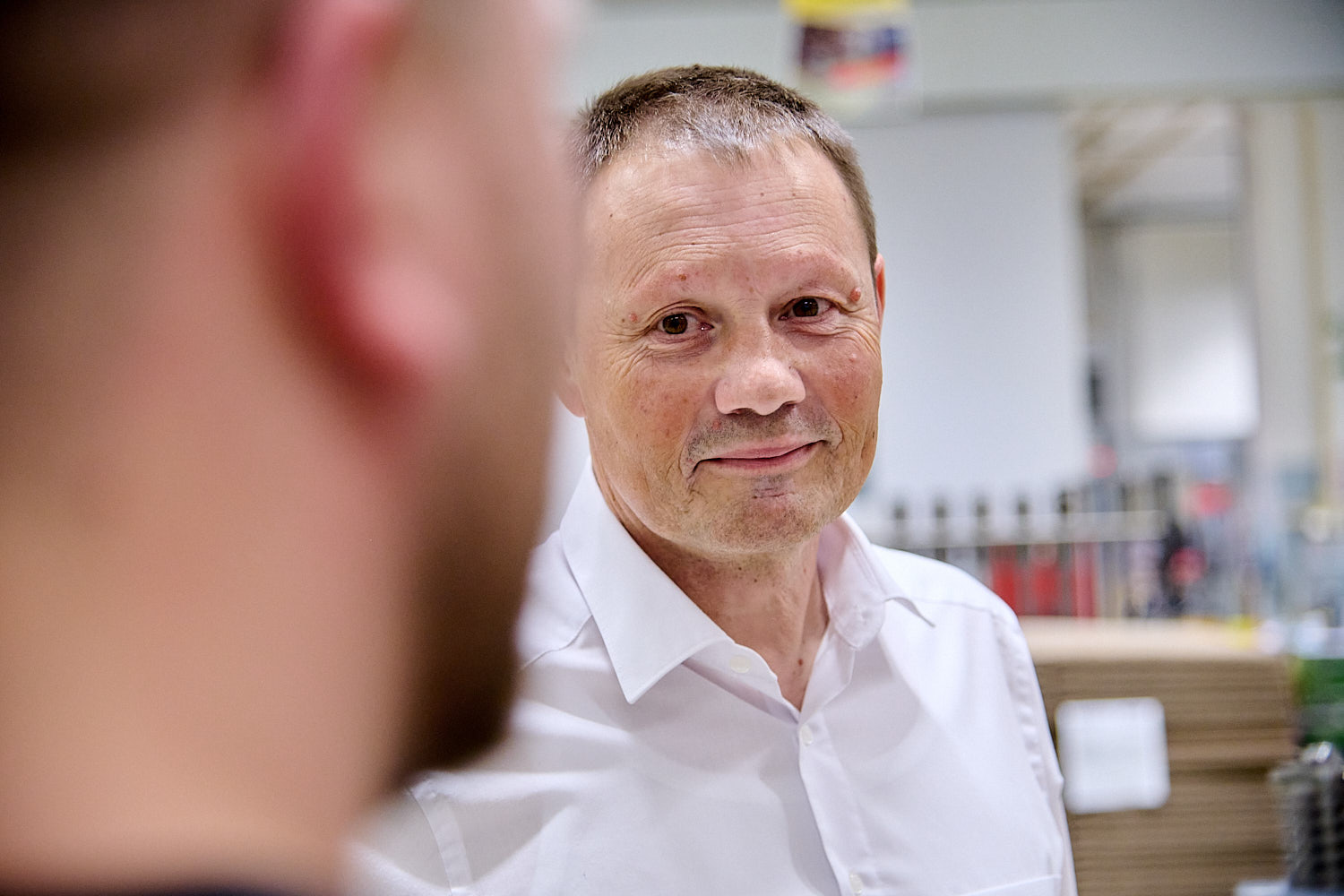 “我们帮助系统集成商赢得合同。” “我们帮助系统集成商赢得合同。”